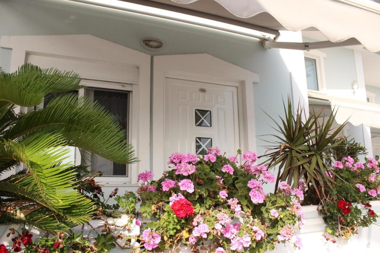 Bebi Hotel And Apartments Саранде Екстериор снимка