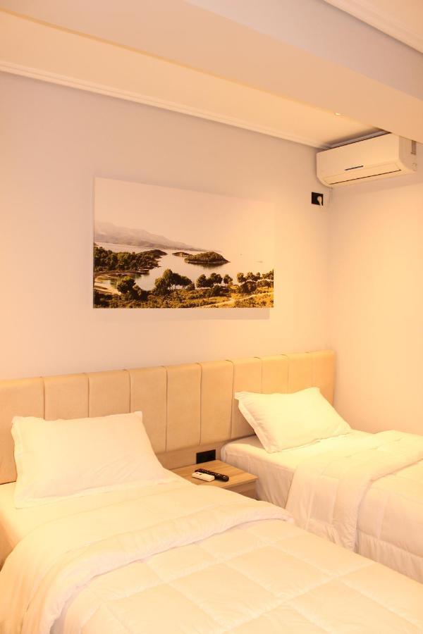 Bebi Hotel And Apartments Саранде Екстериор снимка