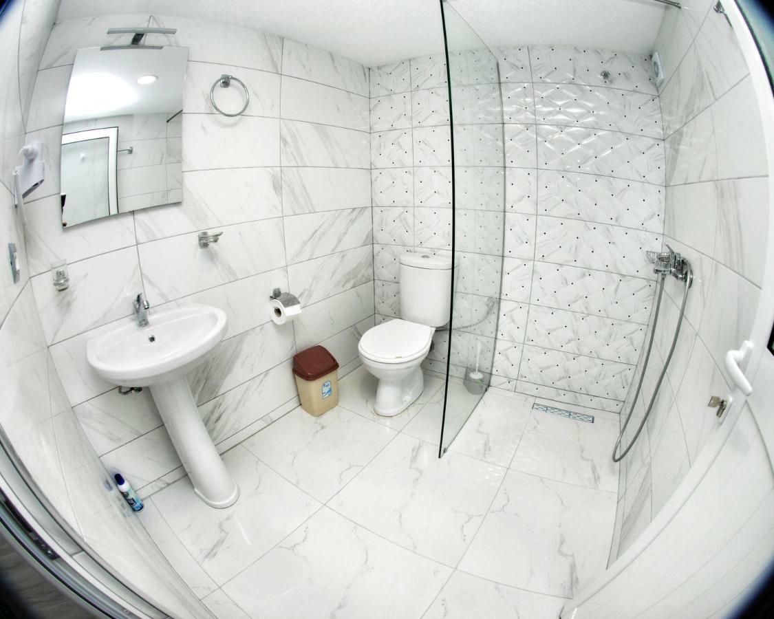 Bebi Hotel And Apartments Саранде Екстериор снимка